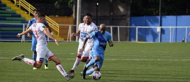 Santos se aleja de un sótano del que La U no puede escapar