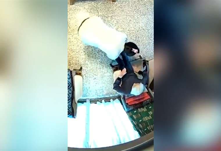 Video: mujer de 100 años es pateada por su propia cuidadora