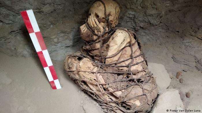 Hallan en Perú una momia de al menos 800 años de antigüedad