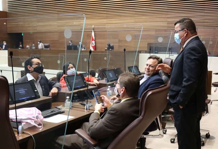 Empleo público sigue sumando críticas tras dos días de discusión