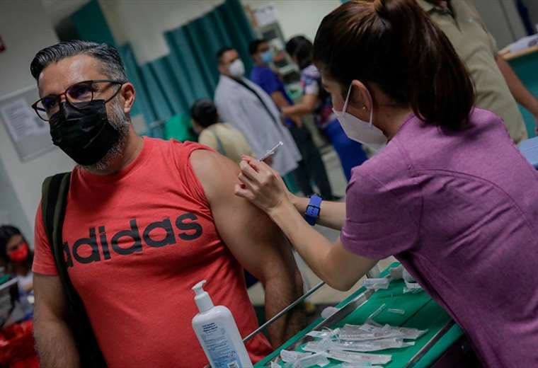 ¿Se acortará tiempo entre vacunas? Salud lo definirá la próxima semana