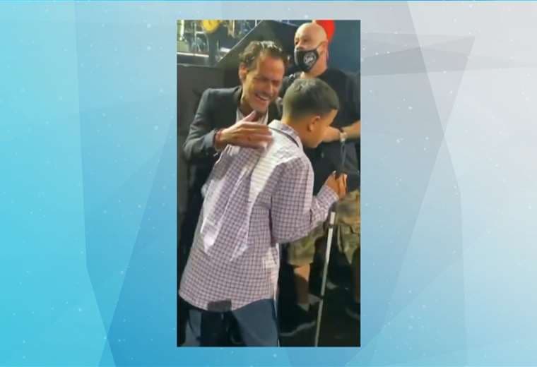 Marc Anthony bajó del escenario para cantarle al oído a un joven ciego
