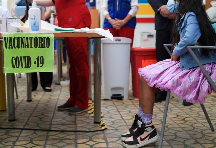 Tercera dosis anticovid obligatoria para funcionarios públicos y jóvenes de 12 a 18 años