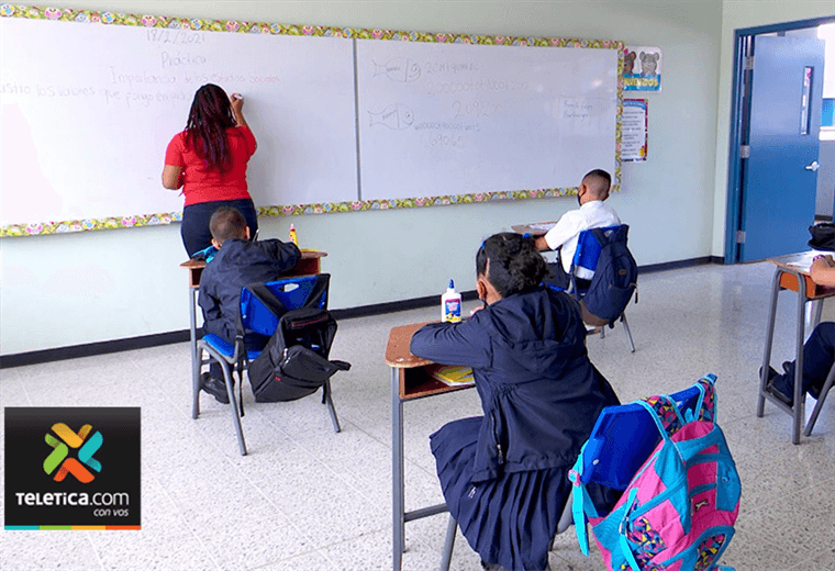 MEP: Docentes no vacunados tendrán dos meses más para hacerlo antes de ser sancionados