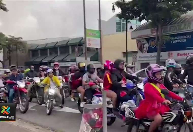 Tránsito multó a motociclistas con disfraces que causaron caos vial