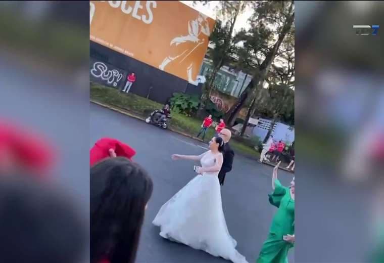 Ticos recién casados celebran en Fuente de la Hispanidad y otros piden matrimonio en Qatar