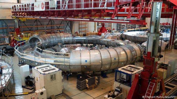La instalación de Tokamak del ITER confina el plasma en una cámara en forma de anillo medi