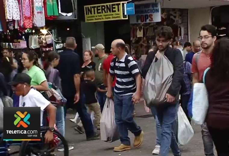 Autoridades piden vigilar pertenencias y no exponer el dinero durante las compras navideñas