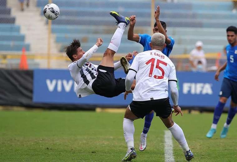 Anthony Contreras marcó de chilena en el Cuscatlán. Foto: Prensa Fedefútbol