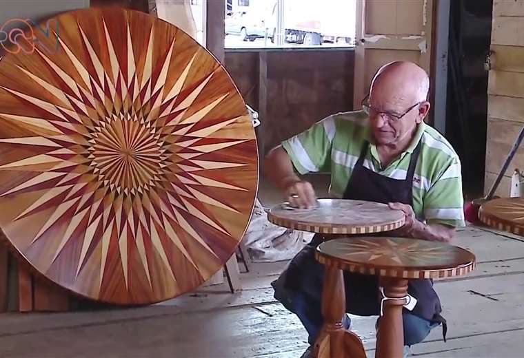 Las manos que mantienen viva a una costumbre centenaria