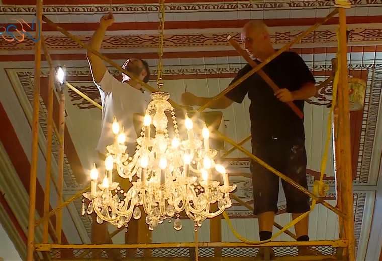 Padre e hijo recorren Costa Rica pintando templos