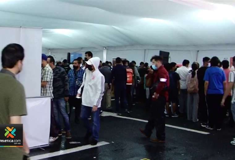 Cerca de 4 mil personas llegaron a feria de empleo en Colegio de Ciencias Económicas