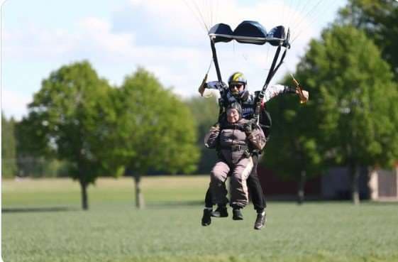 Sueca de 103 años bate récord de la persona más anciana que salta en paracaídas