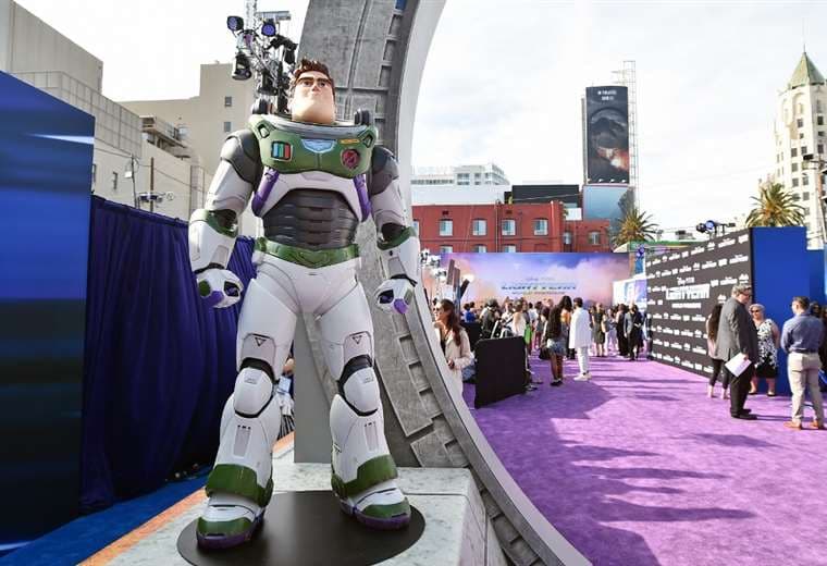 Prohíben película animada "Lightyear" en 14 mercados por beso lésbico