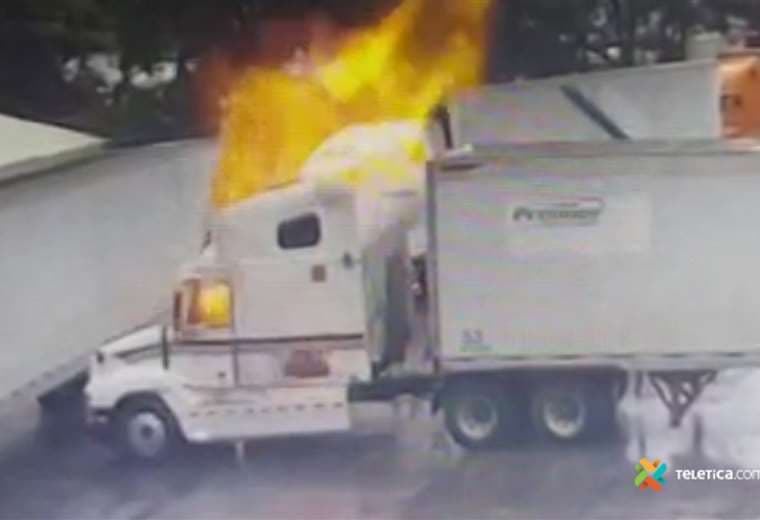 Video: ¡Vivo de milagro! Chofer sobrevive a explosión dentro de cabina de tráiler