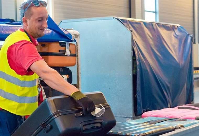 La aerolínea que le pide a sus ejecutivos que trabajen de maleteros en el aeropuerto