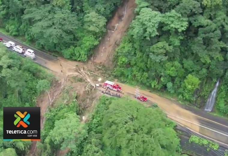 Suspenden labores para sacar bus accidentado de guindo en Cambronero