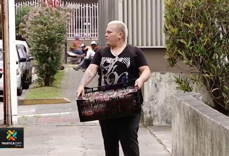 Joven desempleado recoge fresas en Cartago y las vende en San José