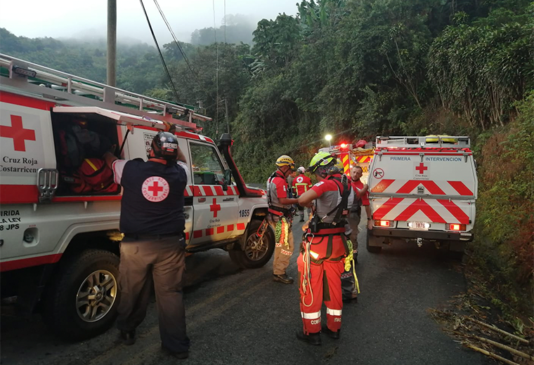 Cruz Roja busca a ocho personas extraviadas en montañas del Zurquí