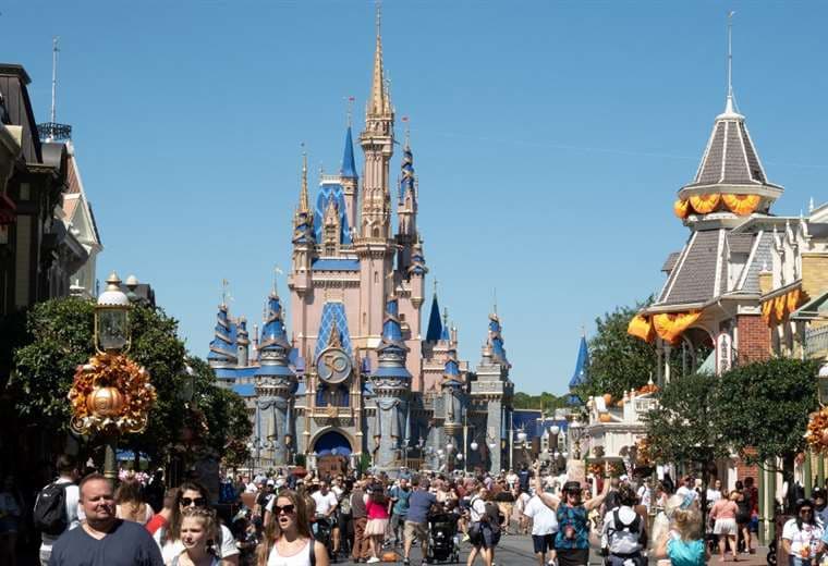 Disney demanda al gobernador de Florida y lo acusa de "venganza" política