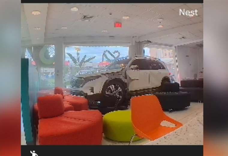 Video: Chofer pierde control de su carro y acaba adentro de tienda en Curridabat