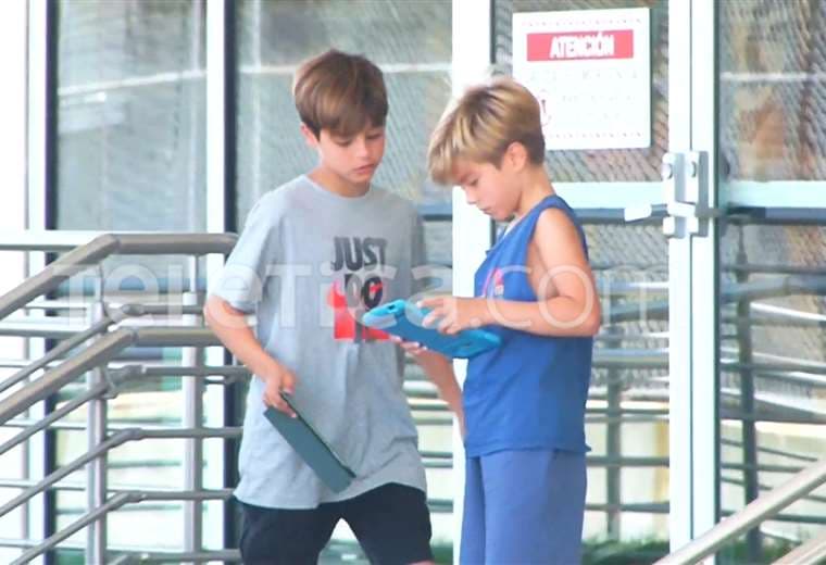 Hijos de Shakira se entretuvieron con 'tablets' antes de abordar jet en el Juan Santamaría