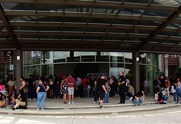 Centro de Convenciones se llenó de personas molestas por no poder sacar pasaporte