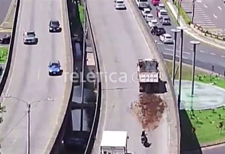 Video: Material cae de vagoneta y causa accidente en San Pedro