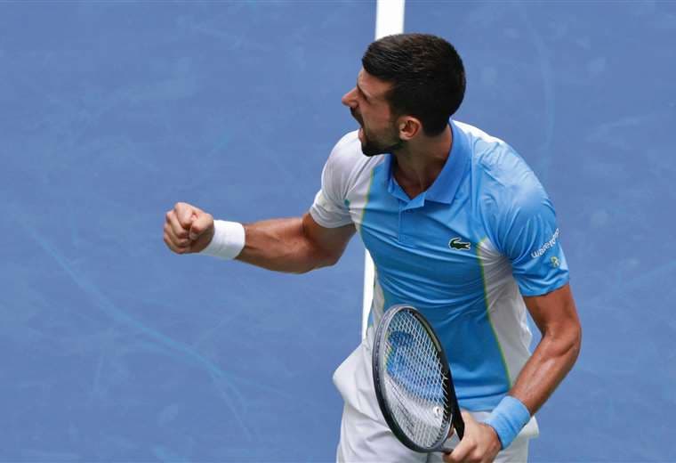 Djokovic empieza en Roma con triunfo fácil, pero es golpeado por una botella