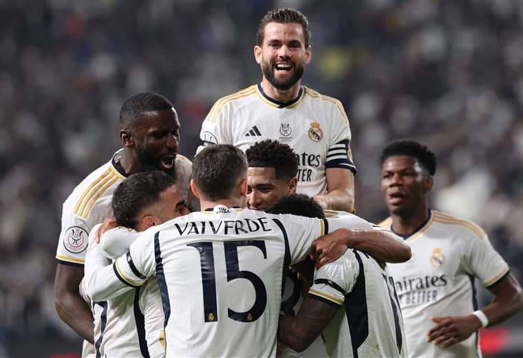 Real Madrid celebra la Liga en el Bernabéu con una manita a Alavés