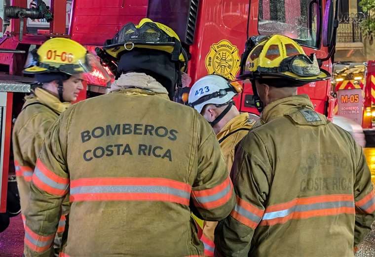 Bomberos atienden quema de desechos y encuentran cuerpo calcinado en Heredia