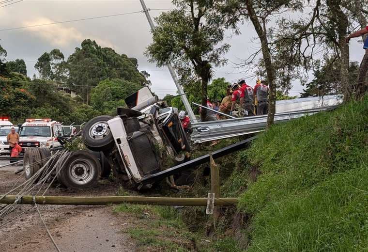 Video: Aparatoso accidente de camión deja dos personas graves en Llano Grande