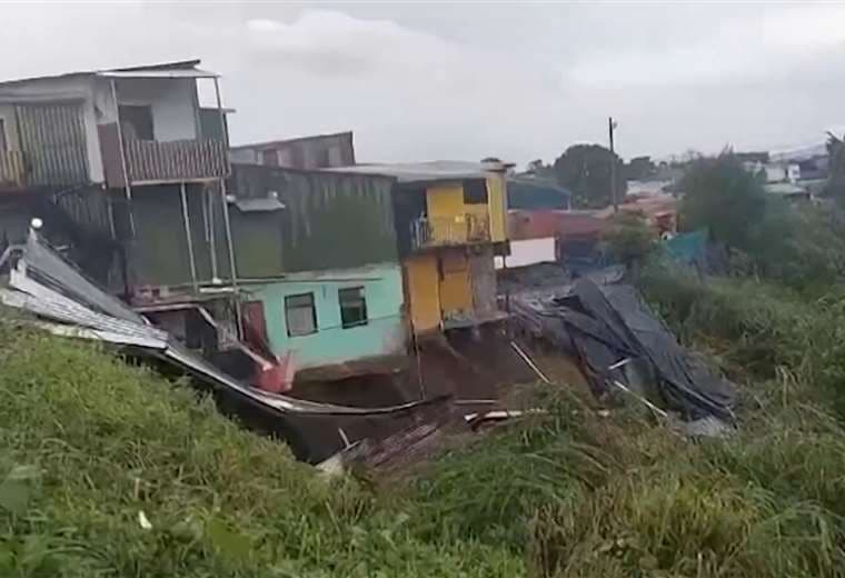 27 personas se quedaron sin casa tras caída de sus viviendas al cauce de un río