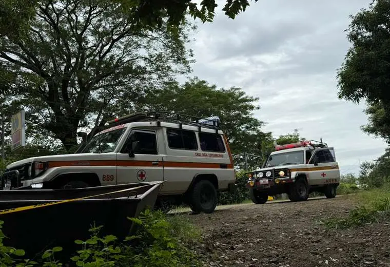 Joven y menor en moto mueren en violento accidente contra poste en San Carlos