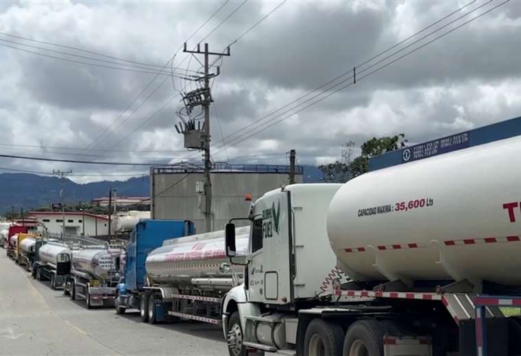 Trasportistas tardan hasta 72 horas en cargar combustible por ‘hackeo’ a Recope