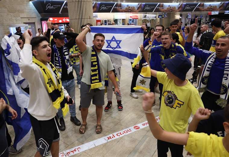 Hinchas israelíes regresan a casa tras los incidentes violentos en Ámsterdam