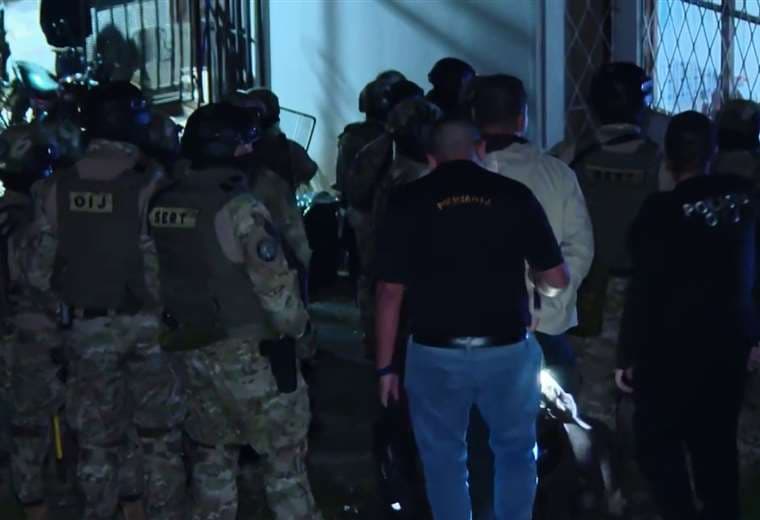 Policías y técnica judicial detenidos por supuesta colaboración con banda narco de "El Renco"