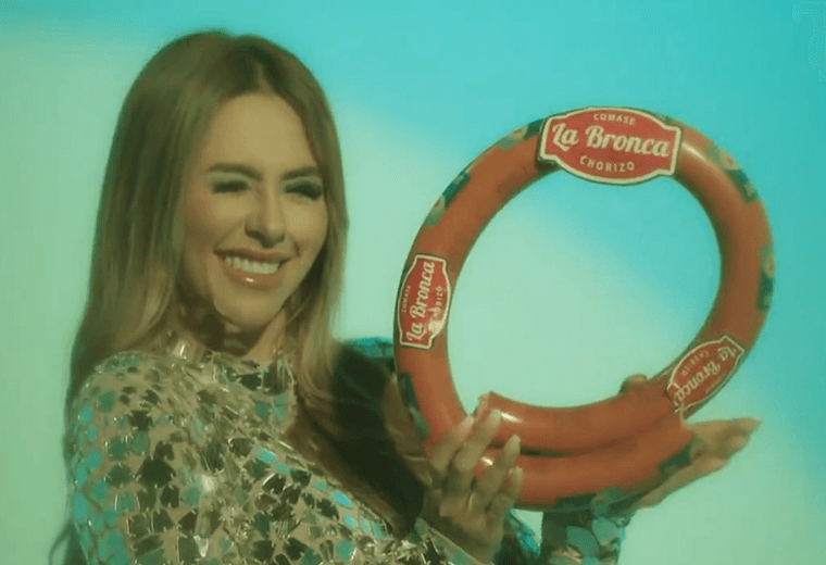 El Chinaoke cierra su temporada con sátira sobre el país más feliz del mundo