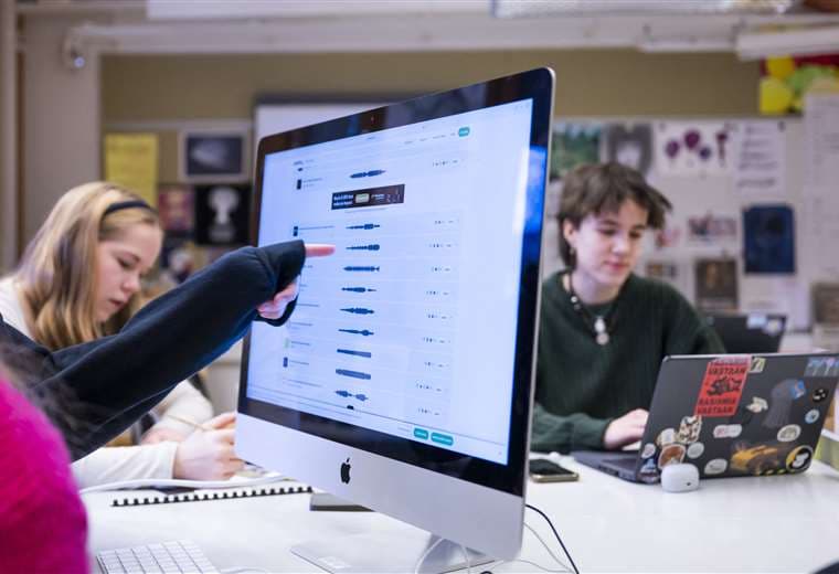 Jóvenes finlandeses aprenden a detectar noticias falsas en la escuela