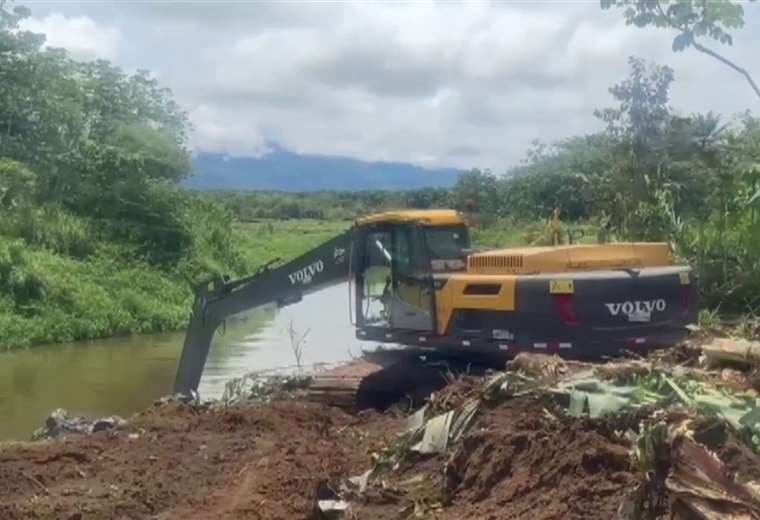 Video: Maquinaria municipal drena canal de riego para tratar de hallar a Emilce Soto
