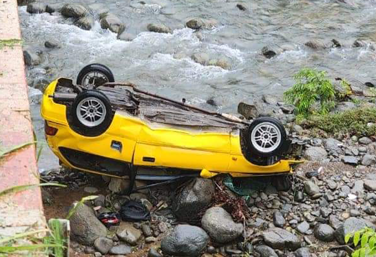 Mujer muere y hombre está herido tras caída de carro a río en Osa