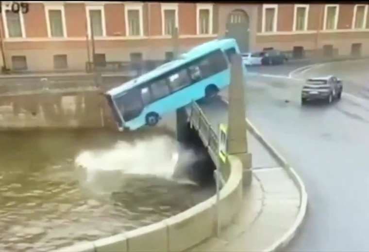 Video: Varios muertos tras caída de bus a río en Rusia