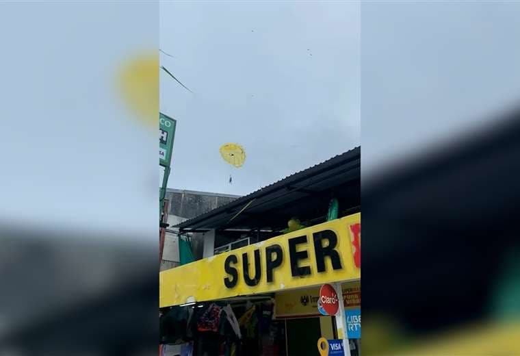 Video: dos personas se salvan luego de que cuerda de parasailing se soltara de lancha