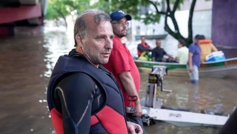 Hombre que rescató a más de 300 personas en inundaciones de Brasil lo hizo sin saber nadar