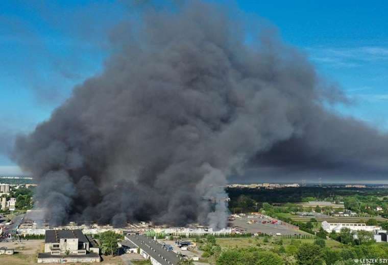 Fuego destruye uno de los mayores centros comerciales de Varsovia