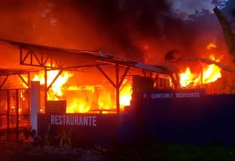 Video: Incendio consume gran parte de restaurante en Playa Chiquita de Limón
