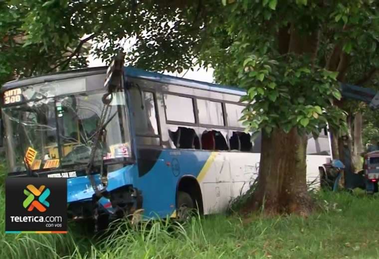 Video: Bus de Lumaca vuelca en autopista Florencio del Castillo