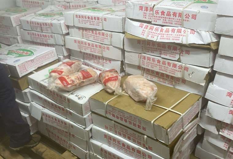 Policía decomisa cinco toneladas de carne de pato en edificio abandonado