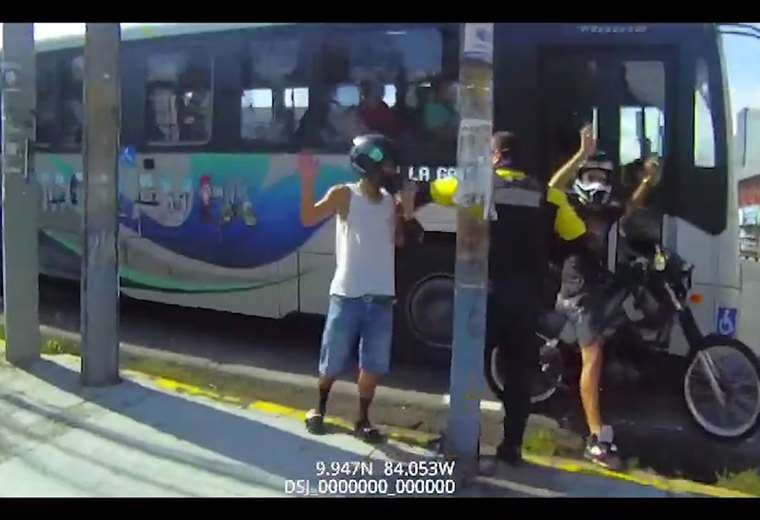 Video: Policía Municipal frustra intento de asalto a bus en Guadalupe