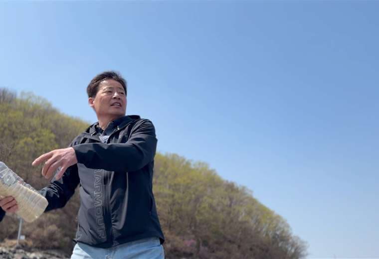 Hombre lanza botellas llenas de arroz al mar desde Corea del Sur para salvar vidas en Corea del Norte